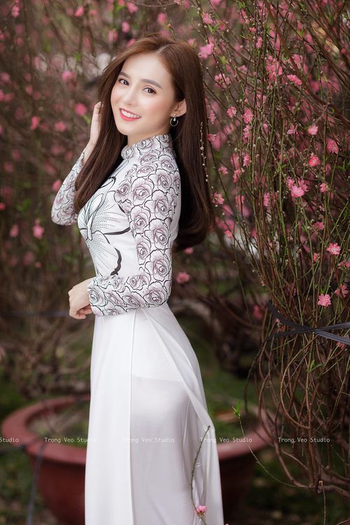 “高新体育中心：篮球赛场上演激烈拼抢与战术博弈”