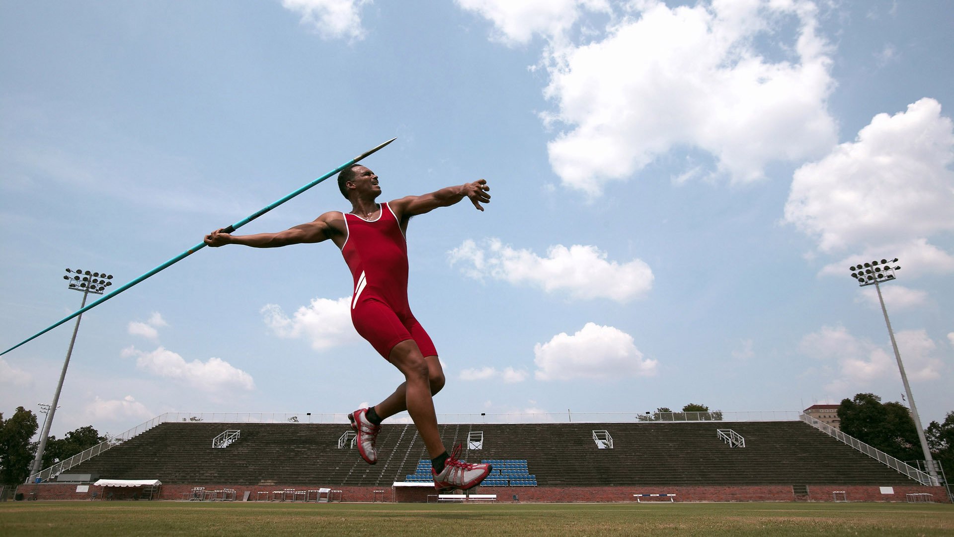 意大利骑手拉里萨·保利斯在2024年巴黎奥运会盛装舞步比赛中以“Luna”马匹获得第七名,展现出色表现。